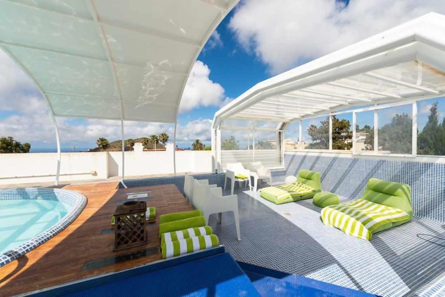 Amplia Villa De Lujo Con Piscina Climatizada Лас-Пальмас-де-Гран-Канария Экстерьер фото