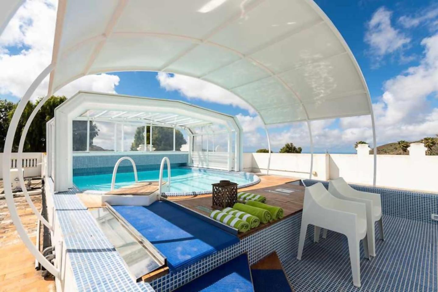 Amplia Villa De Lujo Con Piscina Climatizada Лас-Пальмас-де-Гран-Канария Экстерьер фото