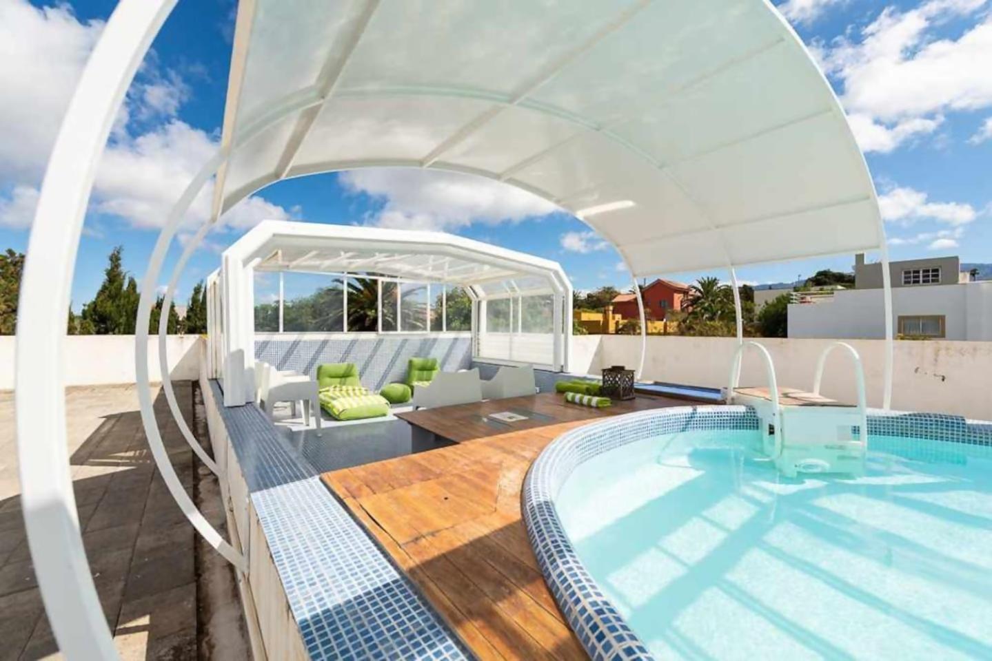 Amplia Villa De Lujo Con Piscina Climatizada Лас-Пальмас-де-Гран-Канария Экстерьер фото