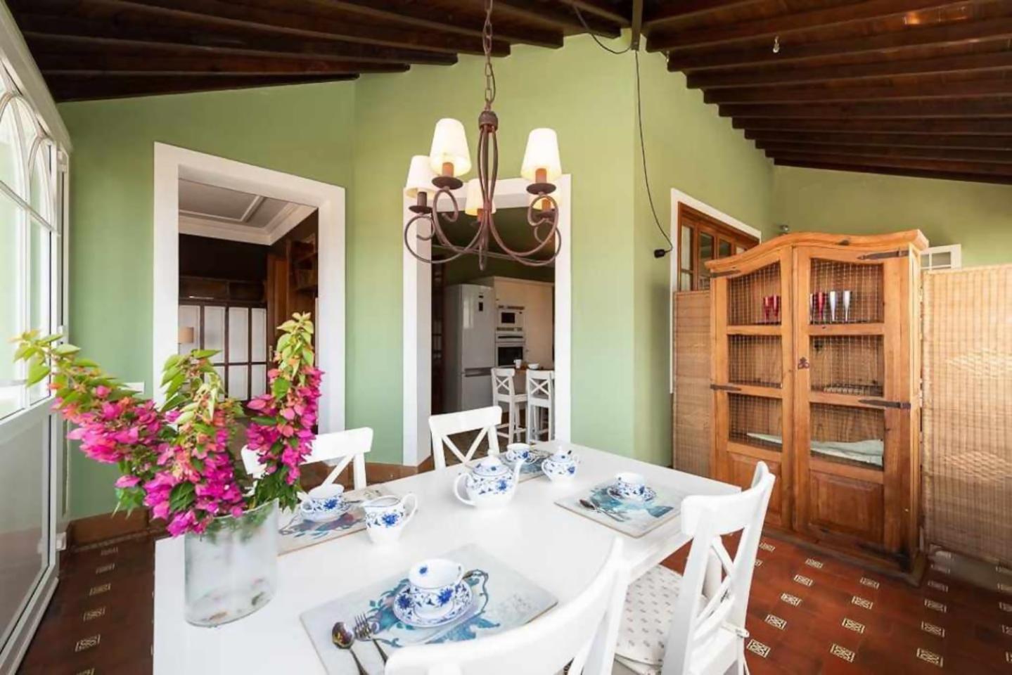 Amplia Villa De Lujo Con Piscina Climatizada Лас-Пальмас-де-Гран-Канария Экстерьер фото