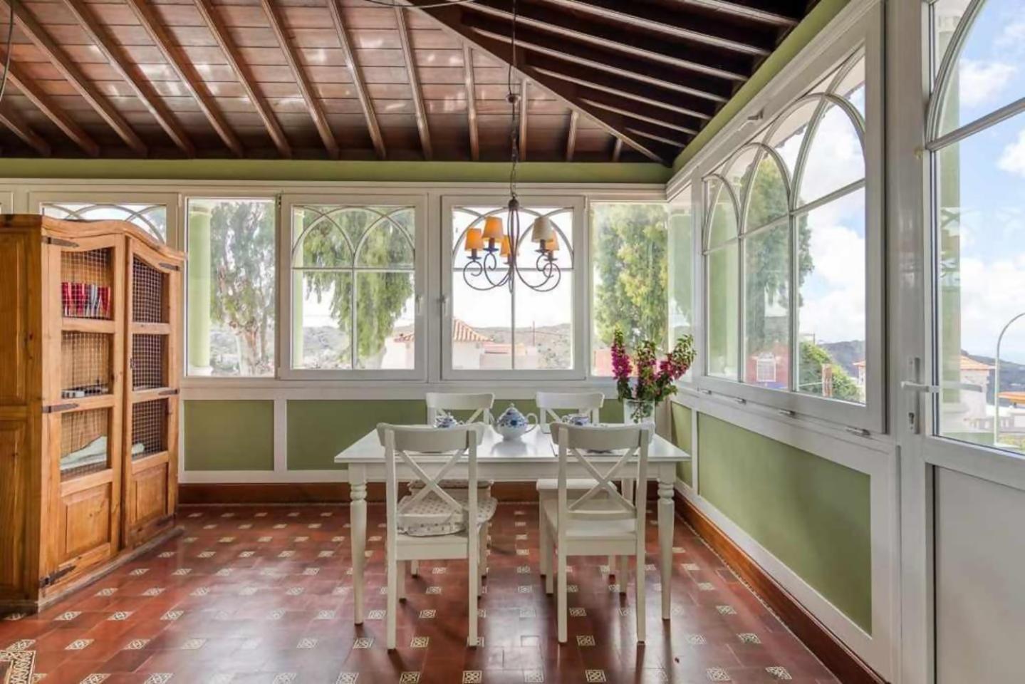Amplia Villa De Lujo Con Piscina Climatizada Лас-Пальмас-де-Гран-Канария Экстерьер фото