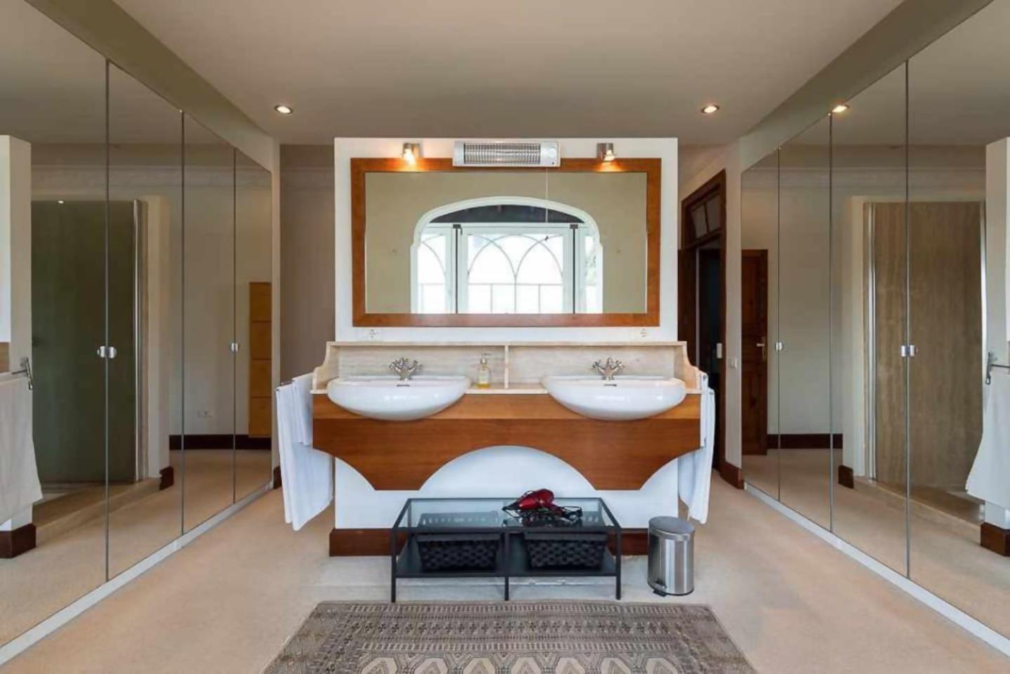 Amplia Villa De Lujo Con Piscina Climatizada Лас-Пальмас-де-Гран-Канария Экстерьер фото