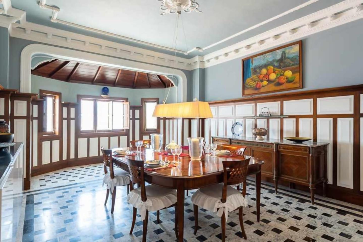 Amplia Villa De Lujo Con Piscina Climatizada Лас-Пальмас-де-Гран-Канария Экстерьер фото